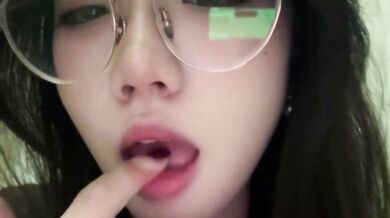 2025年9月最新极品良家泄密【丝袜】远在外地的眼镜女友，拍丝袜美腿给男友看，超反差，长相清纯，颜值真高！ (3)